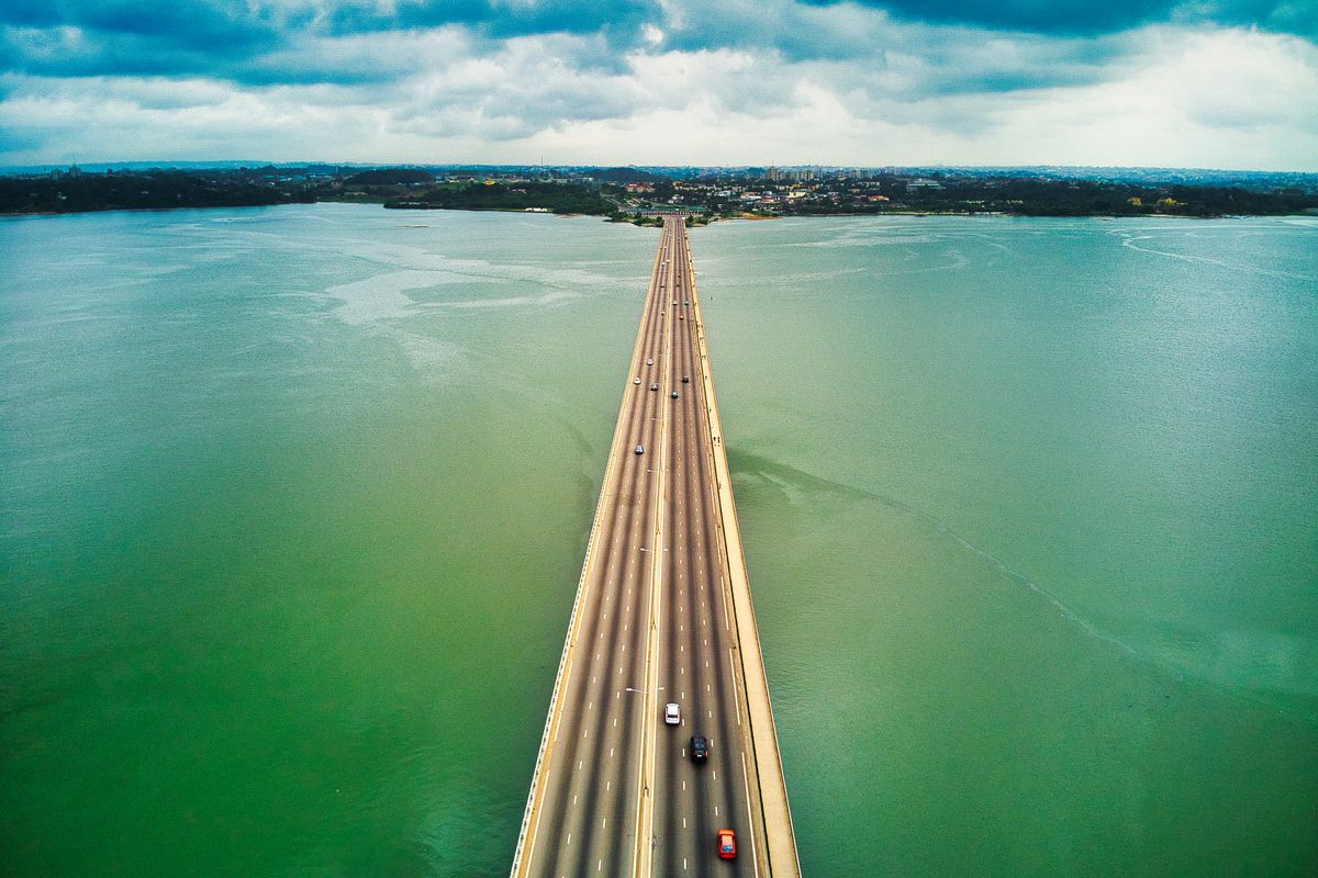 Un pont traverse la lagune Ébrié à Abidjan, vu du ciel
