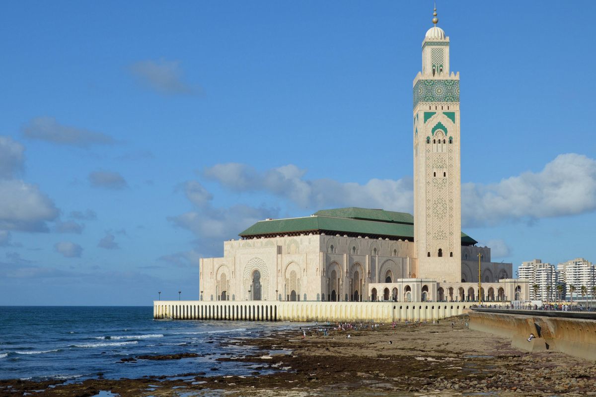 La mosquée Hassan II au bord de l’océan à Casablanca