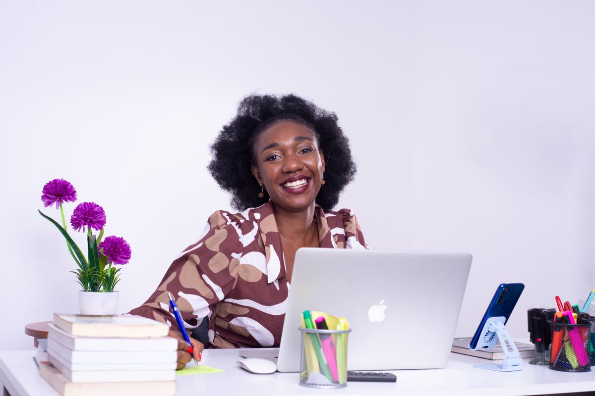 Une femme d’affaires souriante à son bureau à Kinshasa