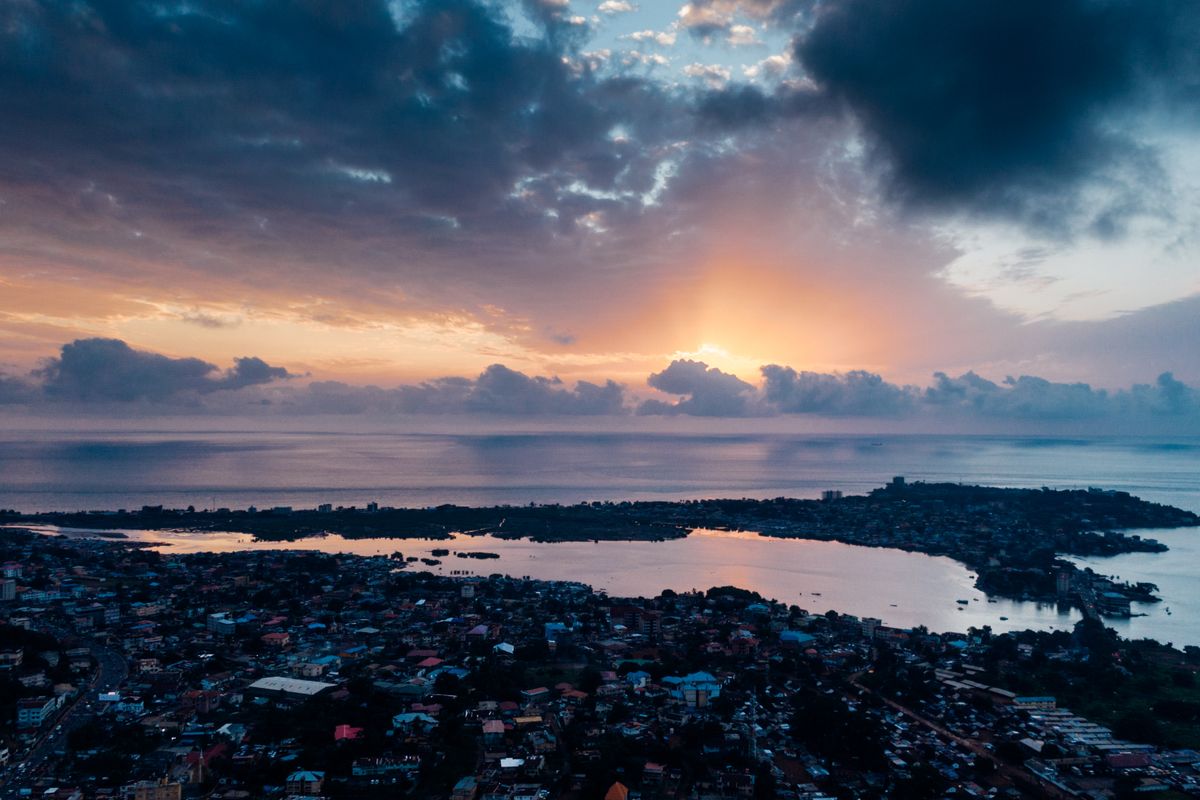 Une ville côtière d’Afrique centrale vue du ciel au coucher du soleil