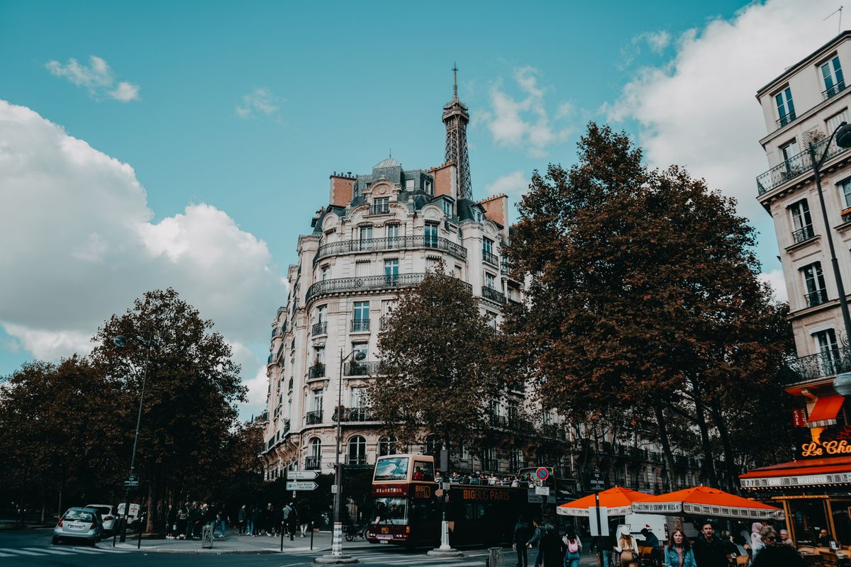 Une rue de Paris avec la tour Eiffel en arrière-plan