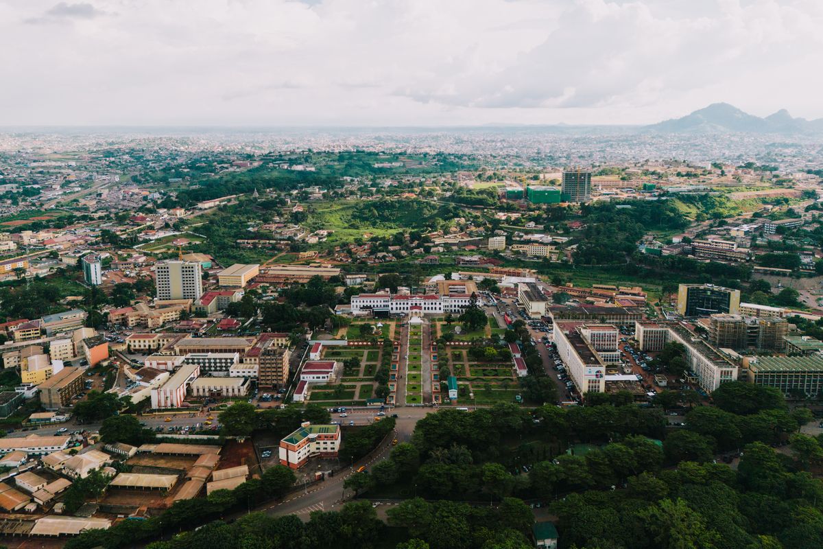 Yaoundé vue du ciel, entre quartiers et verdure